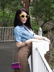 Teen slut Noelle Easton lifts up sunglasses to frig pussy outside
